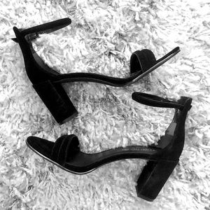 Kenneth Cole / black suede block heel sandals